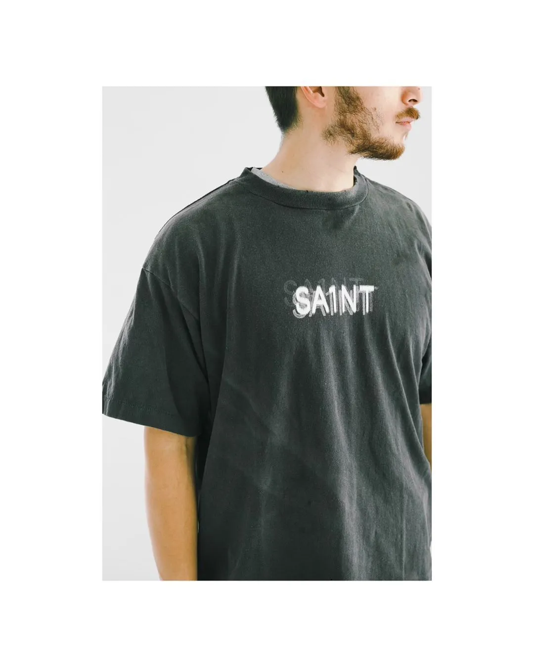 SAINT Mxxxxxx SEVEN DEADLY SS TEE/BLK Phantom SAINT Seven Deadly Sins Printed TEE Washed Black S-XL Look for cylindrical fabrics with no side seams. Don’t buy open width fabrics anymore. It’s boring. Assute garments are dyed. The whole piece is sprayed with Ma Liu. Then spray the heavy parts to fade. The collar and cuffs are frayed. Many hangings are frayed. Accessories are complete. Customized original consistent main mark/wash mark/little angel anti-counterfeiting mark.